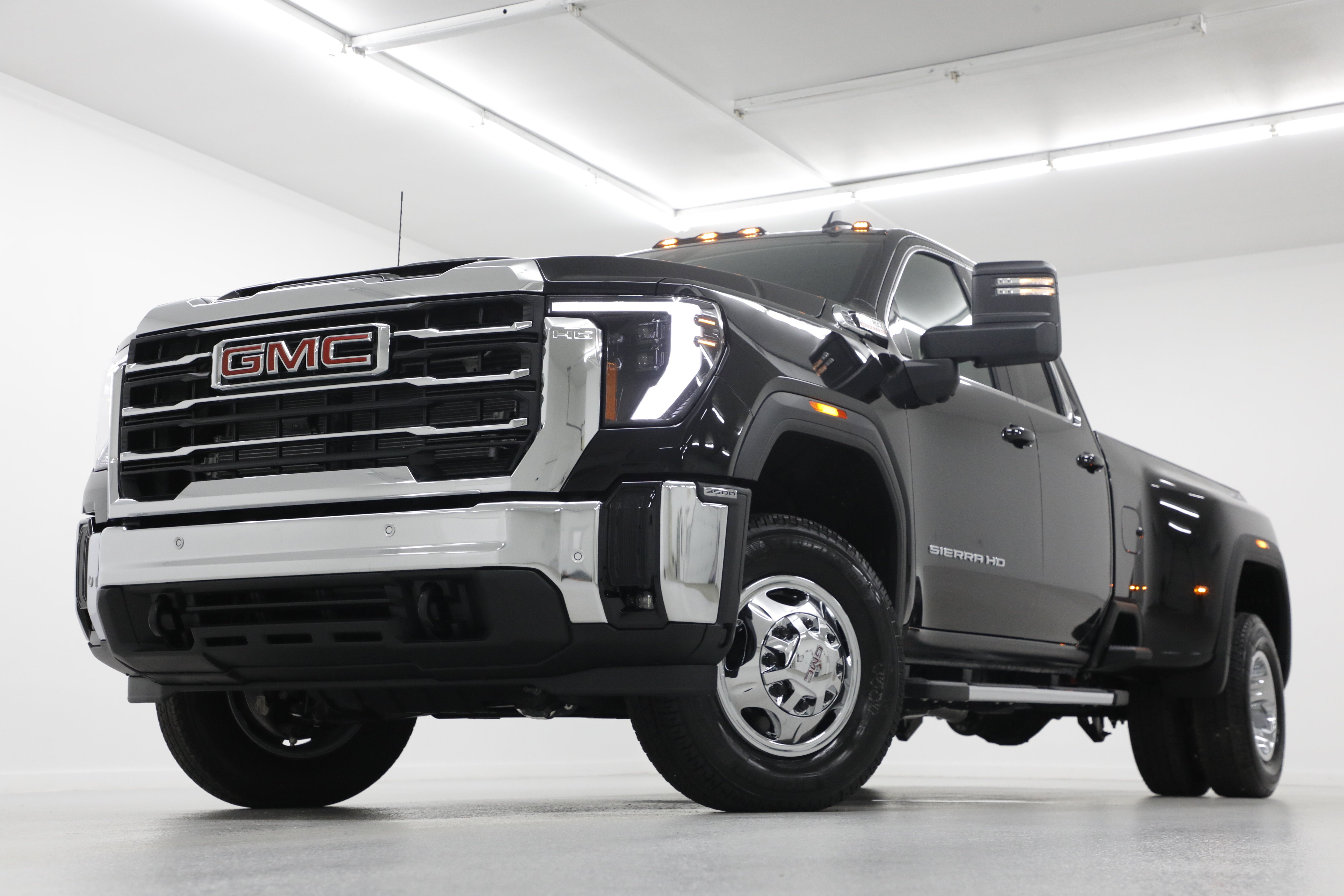 2026 GMC Sierra 3500 HD SLE DRW in Onyx Black — front three-quarter view